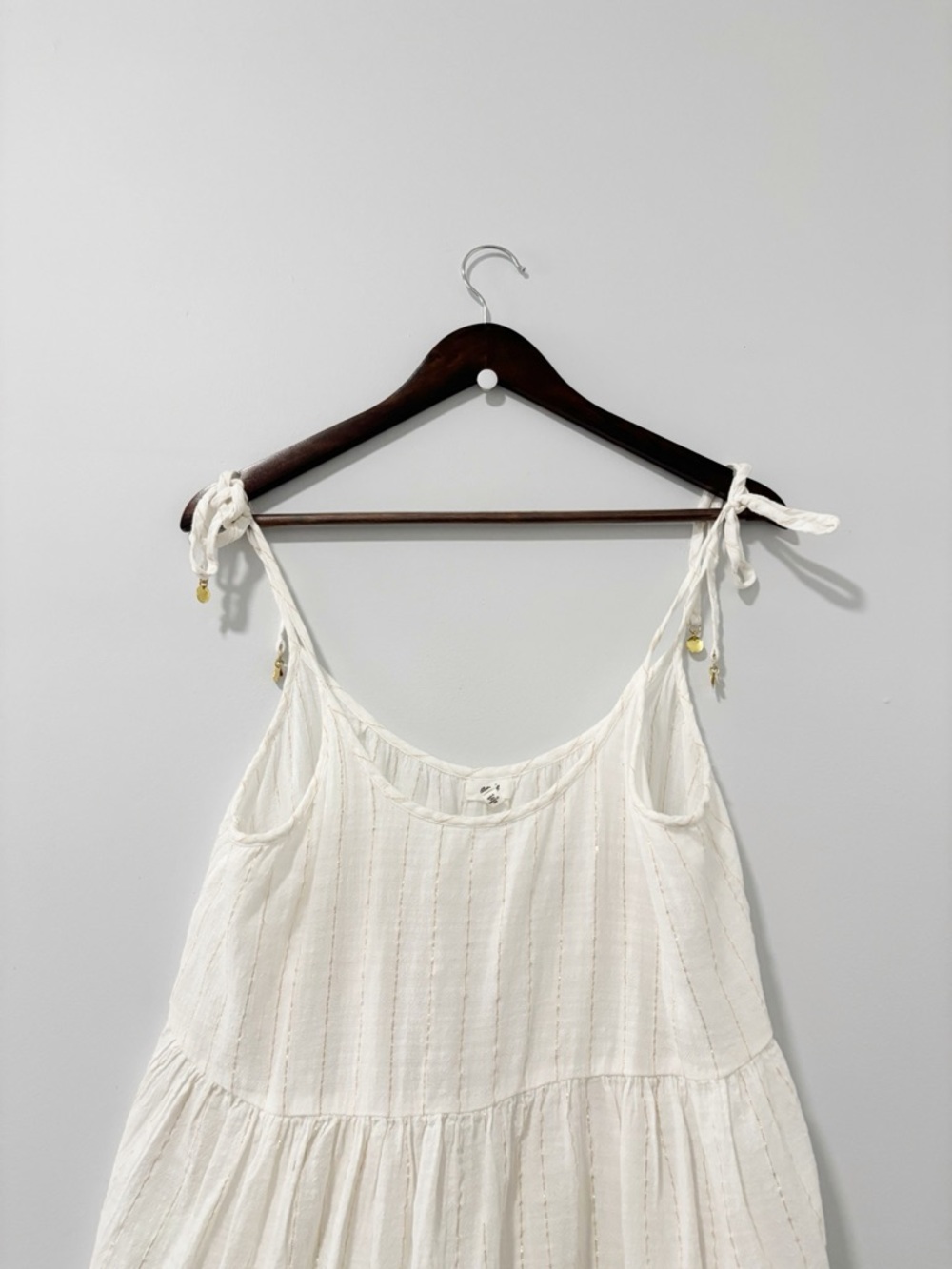 aerie White Dress Gold Pinstripes Womens Sz Medium Tiered Babydoll Boho Coastal - Picture 2 of 10